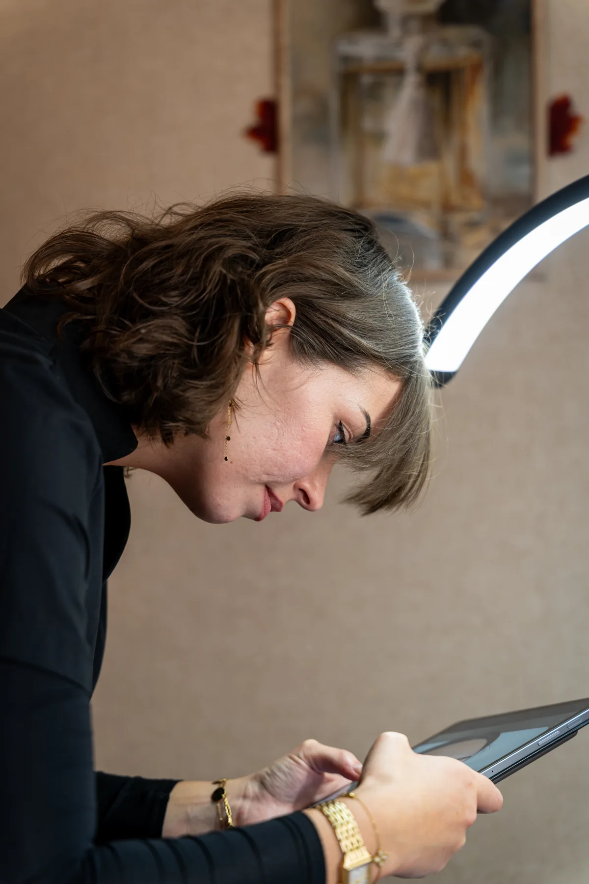 Travail de précision sur les cils chez Maison Léa