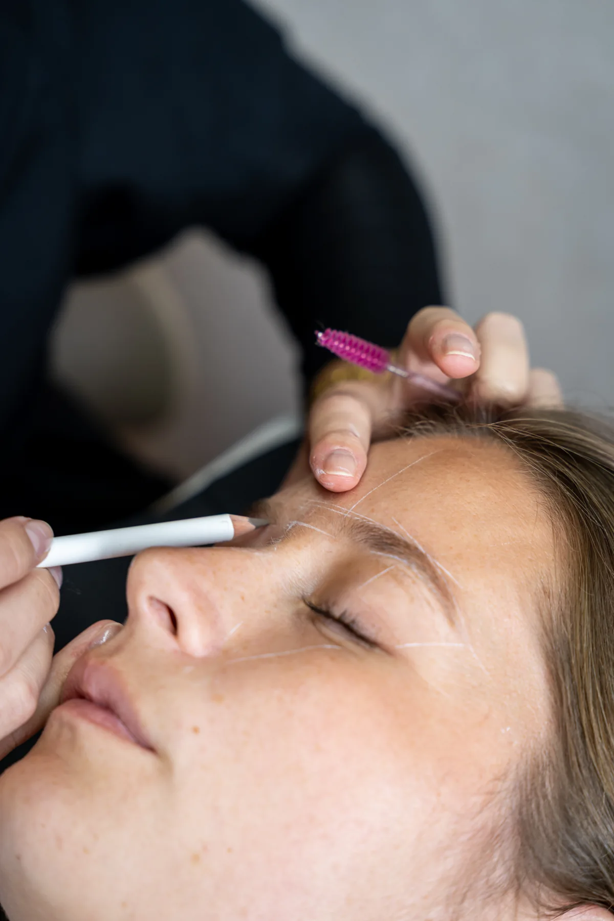 Le tracé des sourcils avant une séance de maquillage semi-permanent