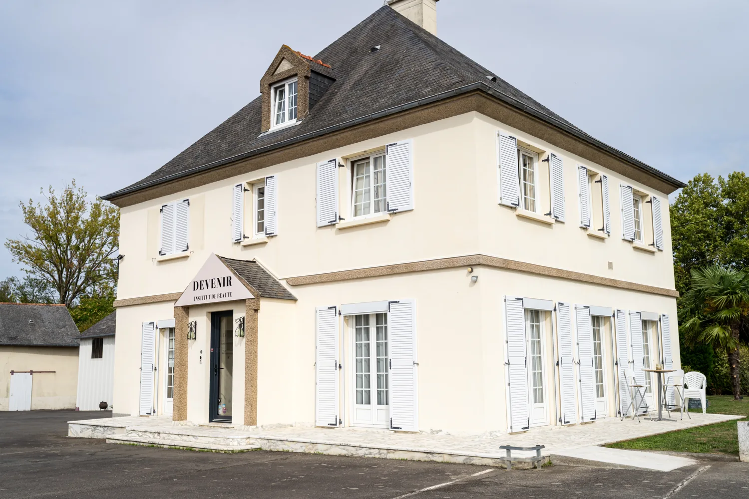 Le bâtiment de Maison Léa au 33 route de Fougères