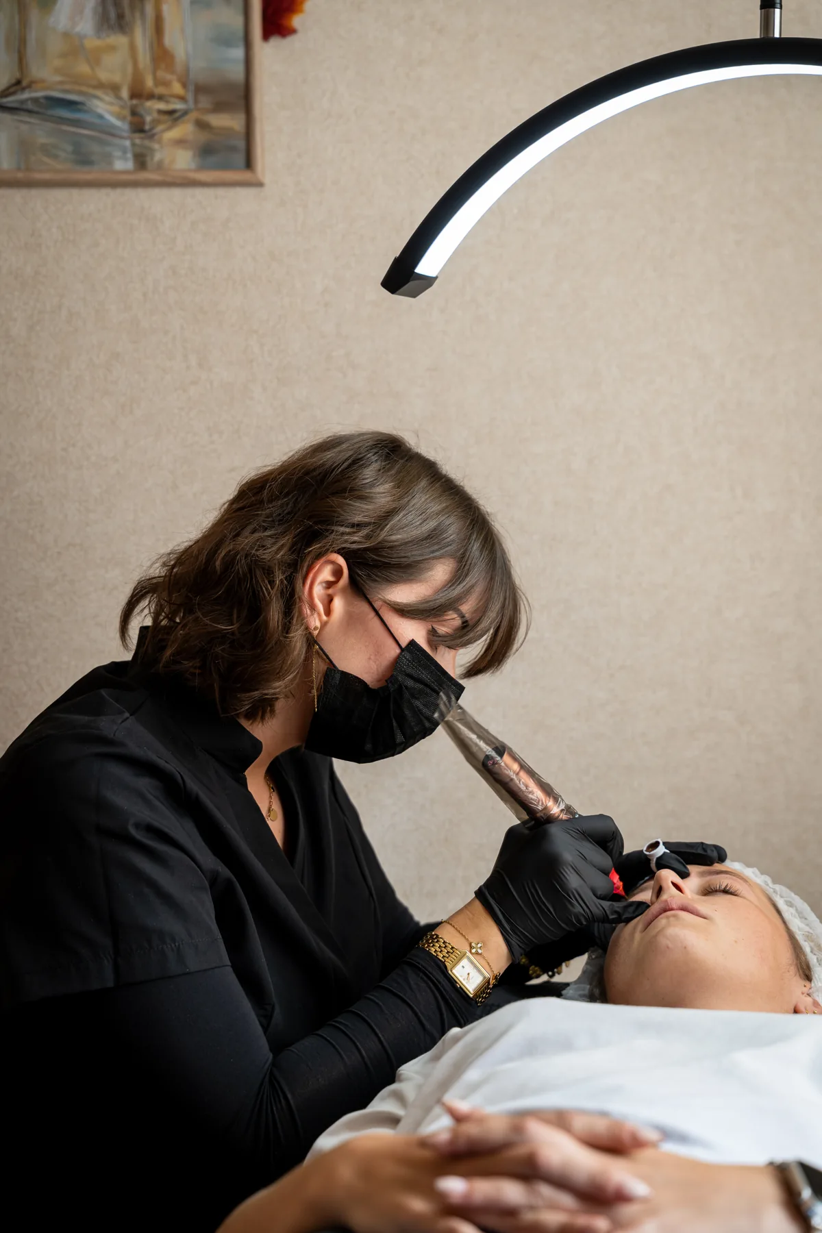 Léa réalise un maquillage semi-permanent à Cesson-Sévigné